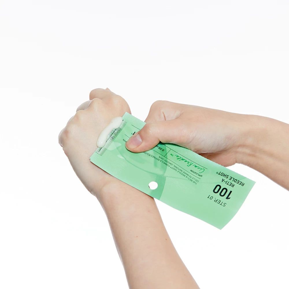 VT COSMETICS Reti-A Reedle Shot 100 Hydrogel Maske, Anwendung auf der Hand.
