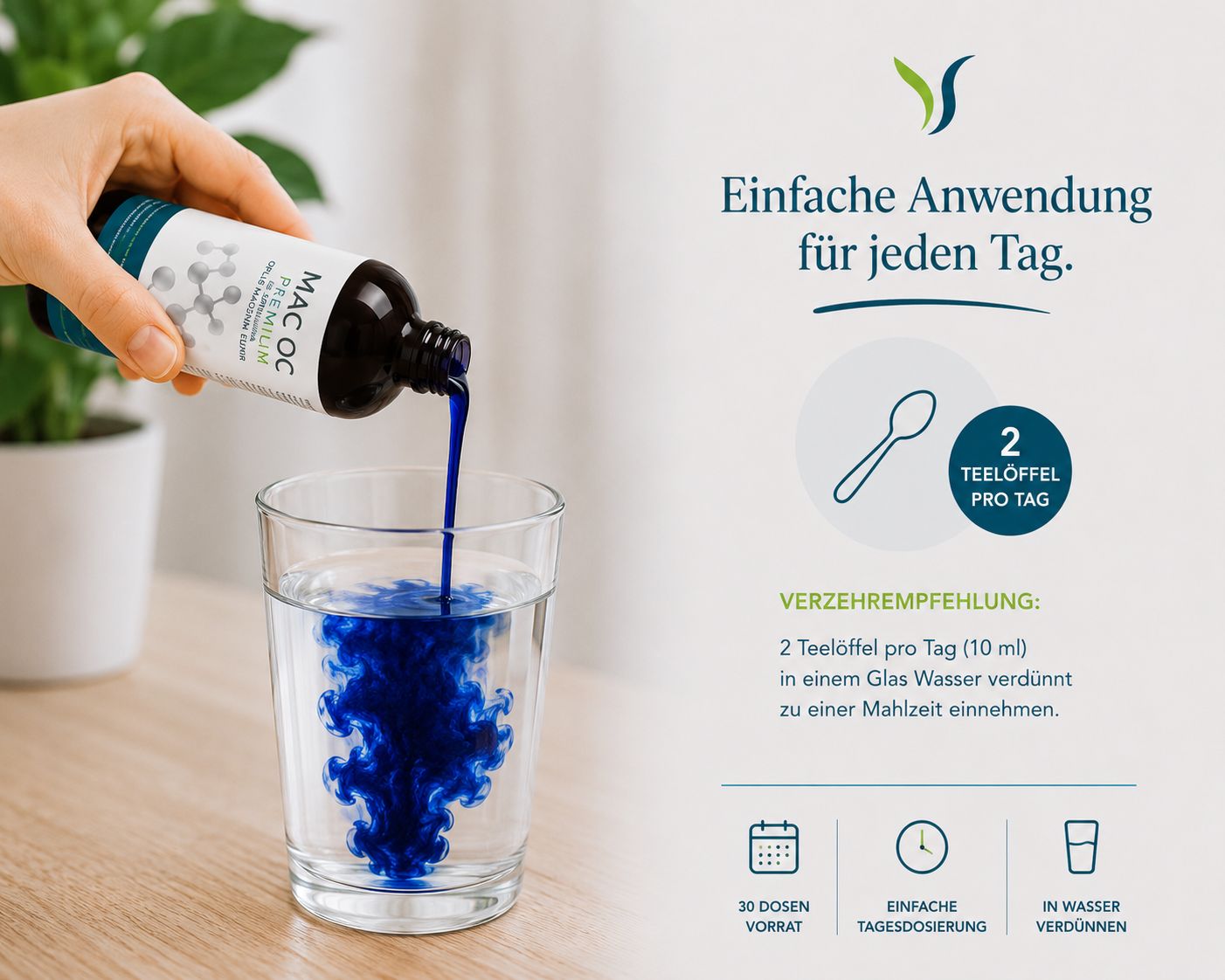 Eine Hand gießt blaue Flüssigkeit aus einer Flasche in ein Glas Wasser. Anwendungshinweise sind sichtbar.
