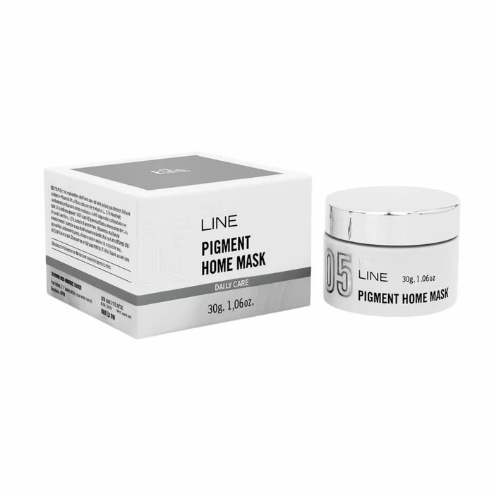 Zwei weiße Behälter. Einer ist ein Karton mit Text: PIGMENT HOME MASK. Der andere ist ein Tiegel mit Text: 05 PIGMENT HOME MASK.