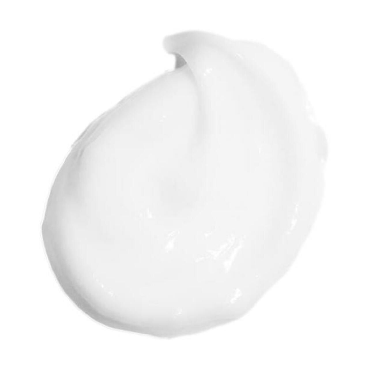 Klecks weiße Creme auf weißem Hintergrund. Glatte Textur, leicht glänzend.