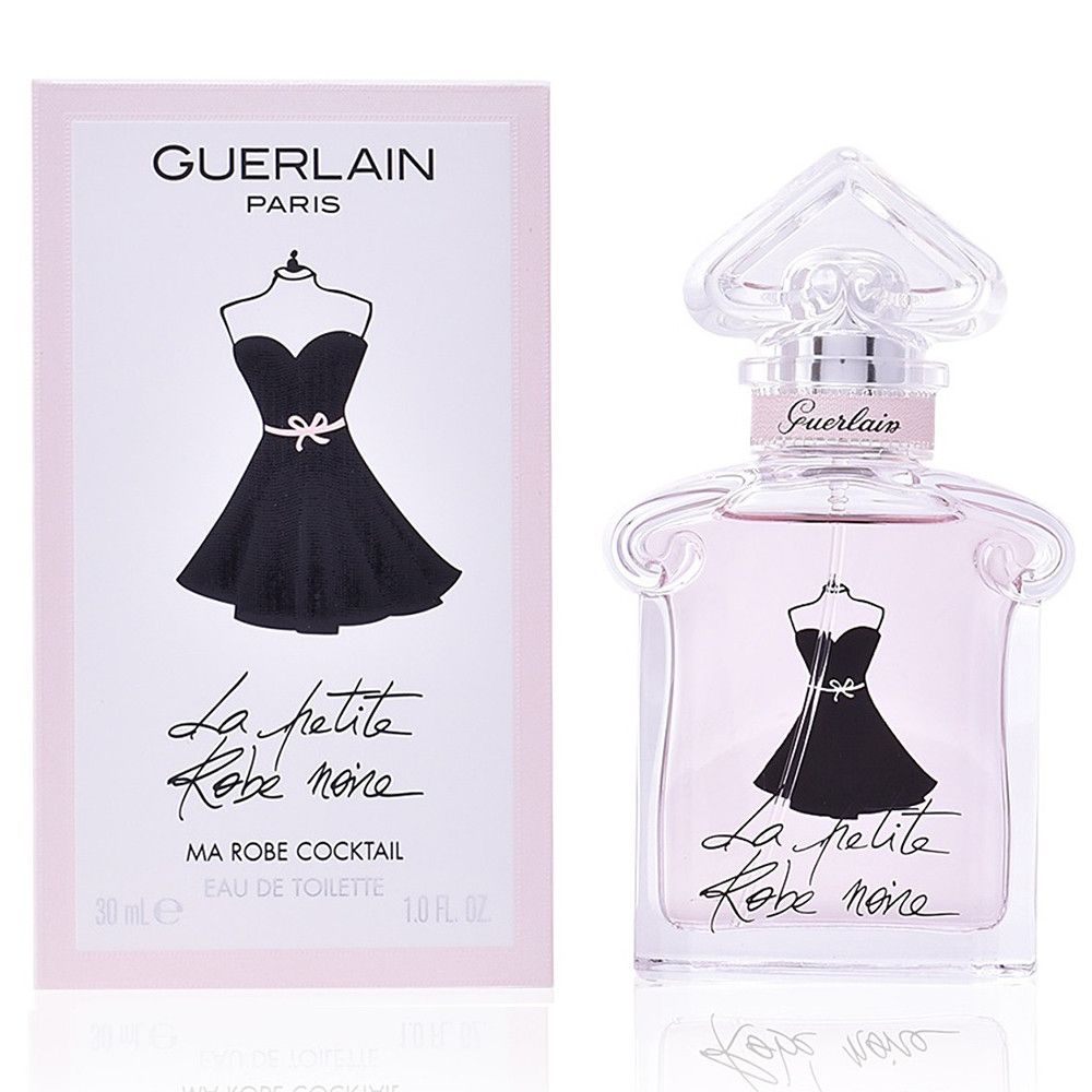 Parfümflakon und Verpackung. Rosa Flüssigkeit im Flakon. Schwarzes Kleid-Design. "Guerlain" und "La Petite Robe Noire" sichtbar.