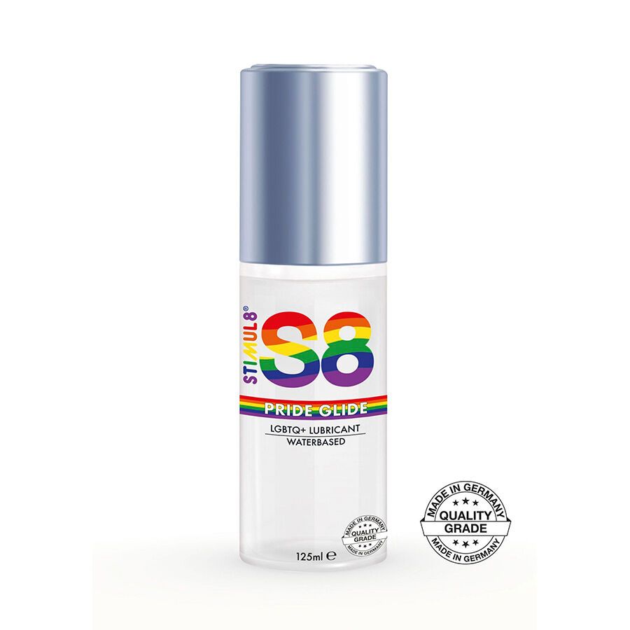 Transparente Flasche mit silbernem Deckel. Aufschrift: S8 Pride Glide, LGBTQ+ Gleitmittel, wasserbasiert. Regenbogenfarbenes Logo. Made in Germany.