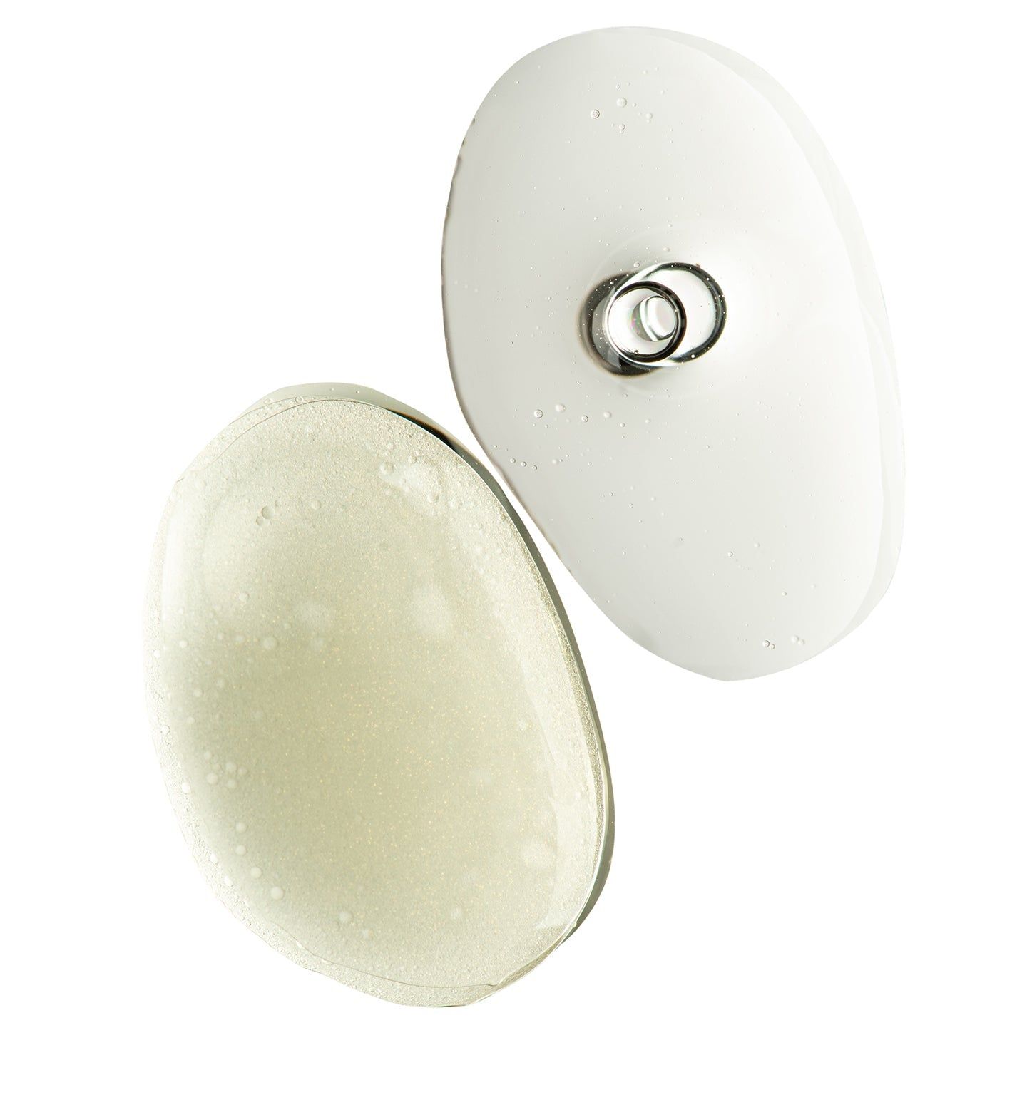 Zwei ovale, weiße Applikatoren. Oben mit Metallring. Flüssigkeit sichtbar. Hintergrund weiß.