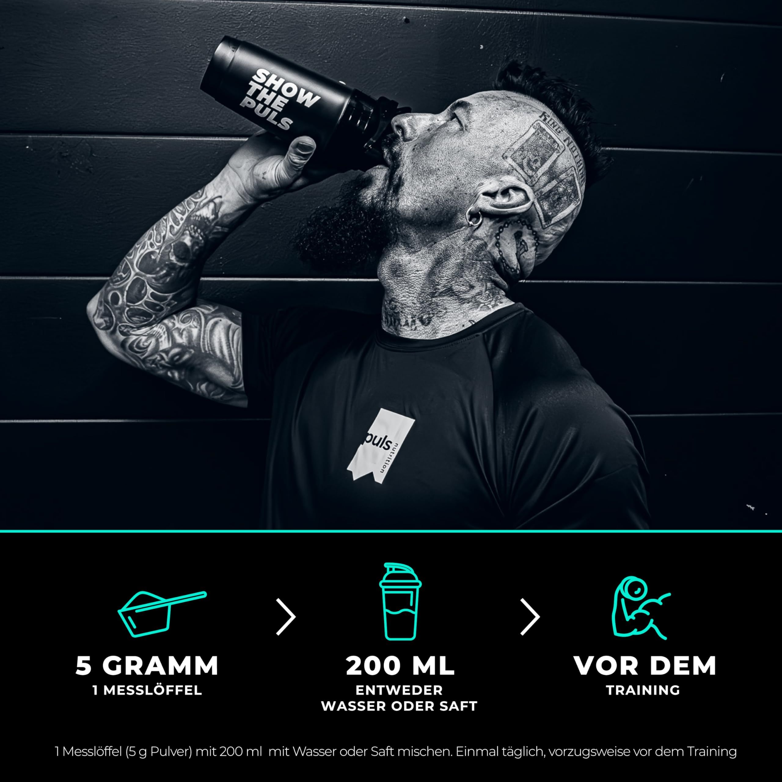 Mann trinkt aus einer schwarzen Flasche. Anweisungen: 5 g Pulver mit 200 ml Wasser oder Saft mischen. Vor dem Training.