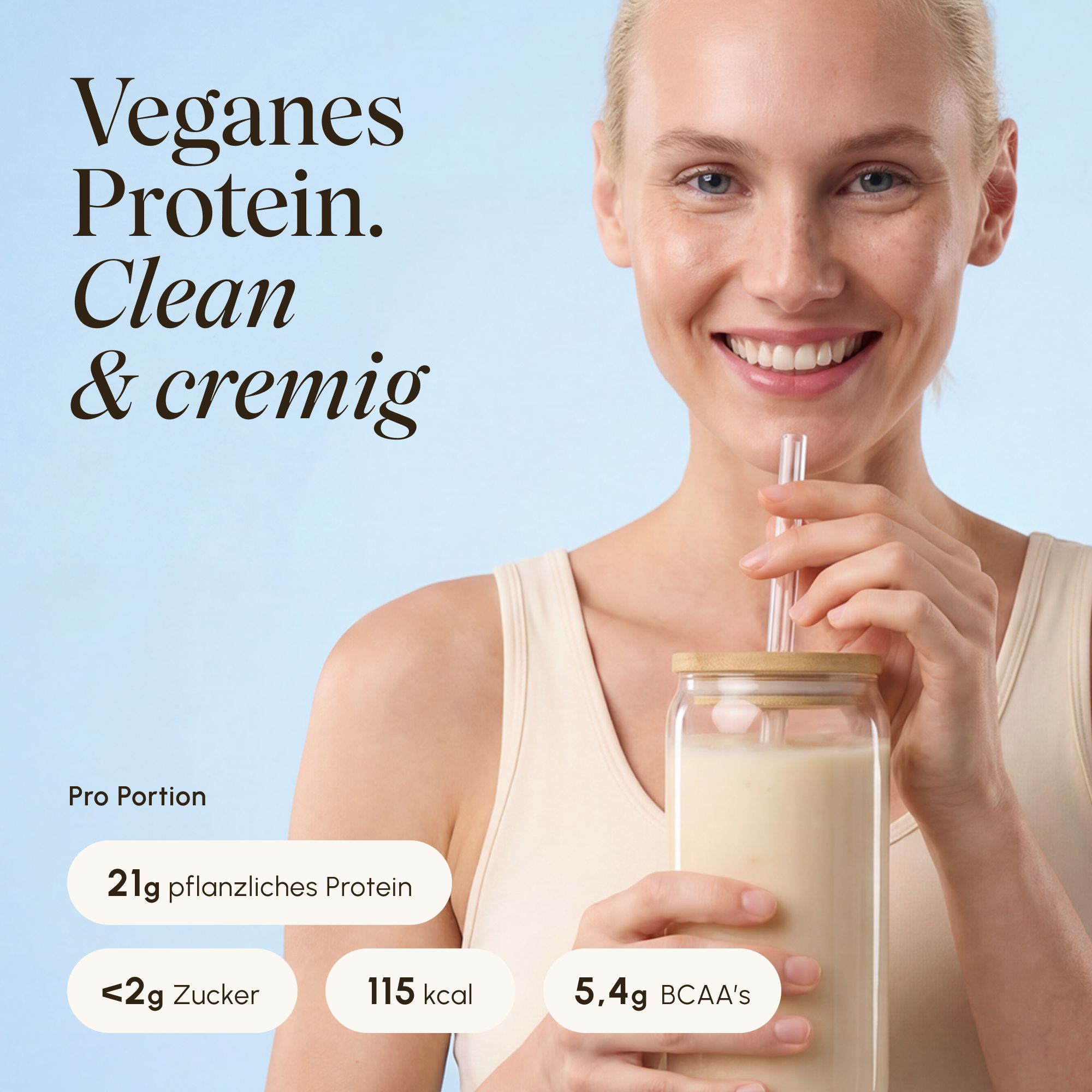 Frau trinkt VETAIN Vegan Protein Zimt Shake, 21g Protein.