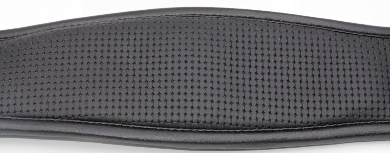 Nahaufnahme des schwarzen Sattelgurtmaterials. Perforiertes Material mit umlaufender Naht. Keine weiteren Details sichtbar.