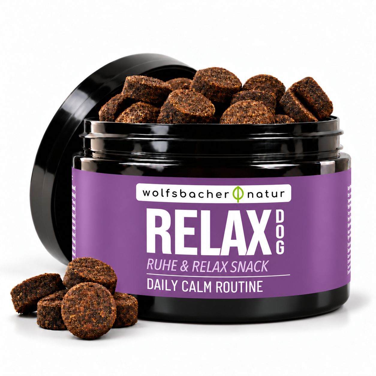 Wolfsbacher Natur Relax Dog: Ruhe & Relax Snack. Dose mit Hundesnacks, einige Snacks liegen daneben.