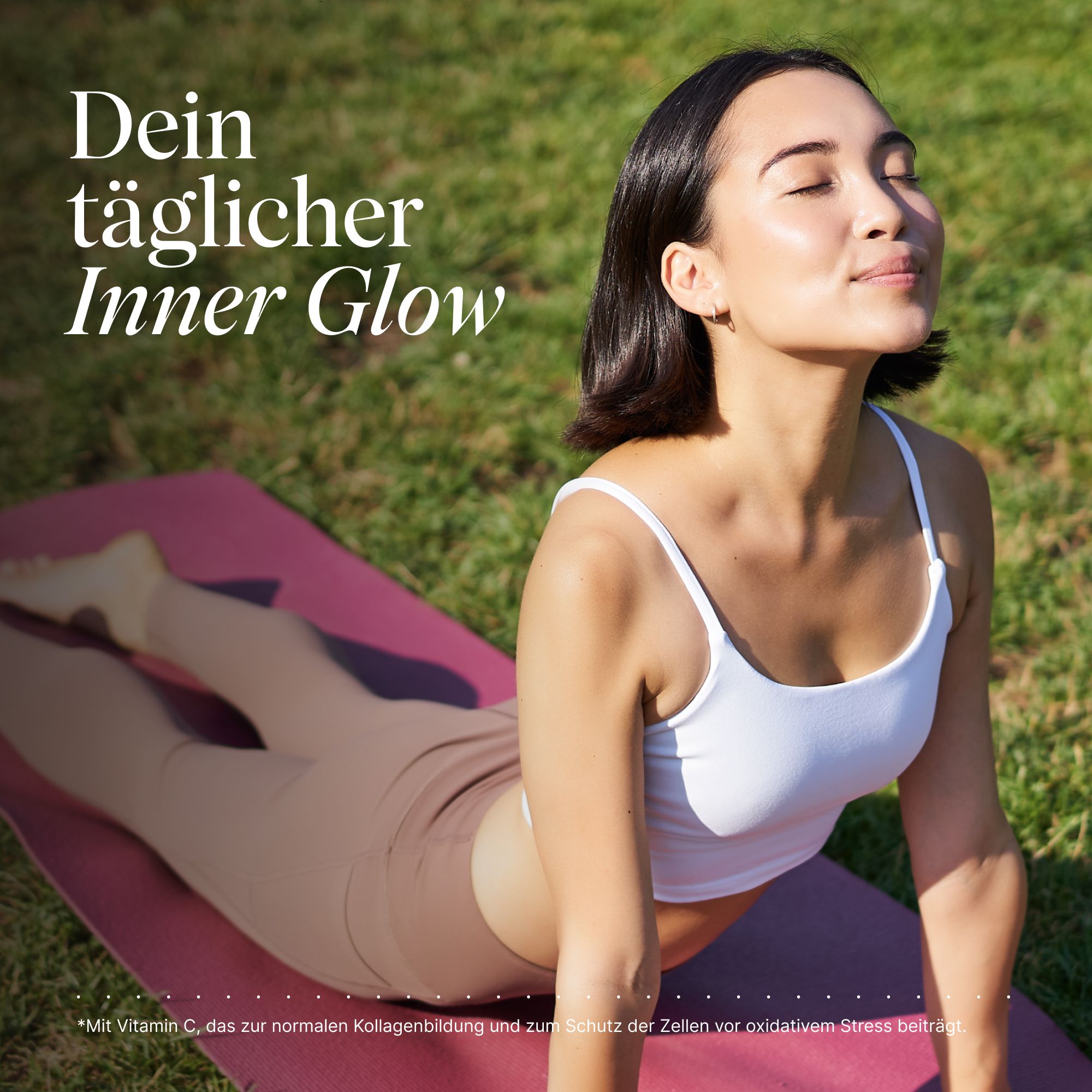 Frau in Yogapose auf einer Matte im Freien, mit geschlossenen Augen und Sonnenschein im Gesicht.