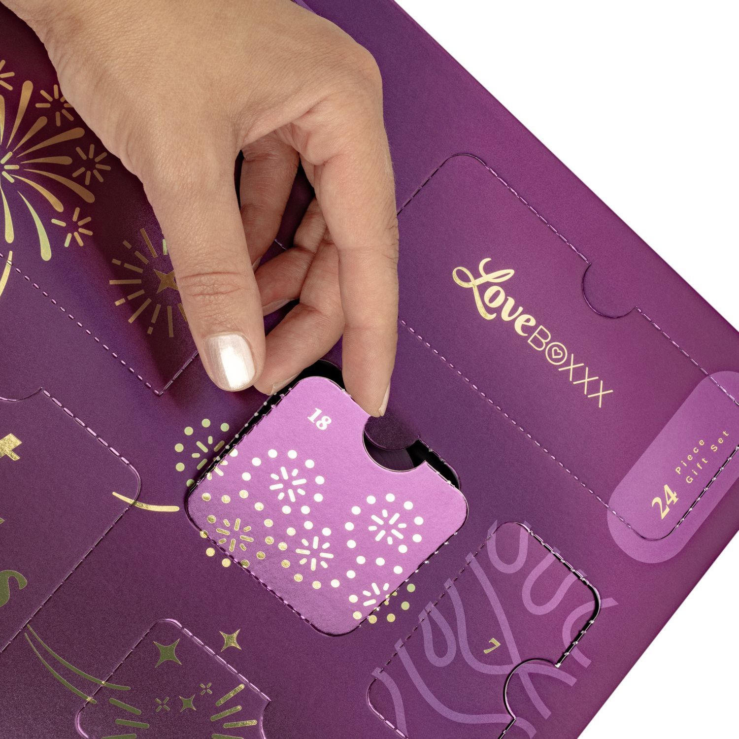 Hand öffnet ein Türchen des Adventskalenders. Logo: Loveboxxx. Text: 24 Piece Gift Set.