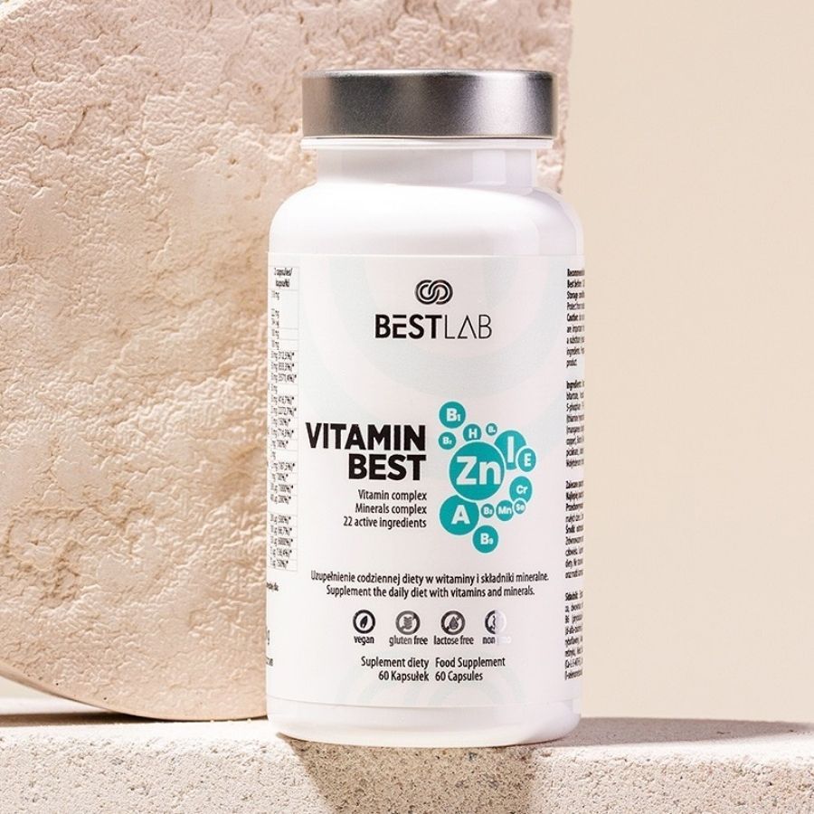 Weiße Flasche mit silbernem Deckel. Aufschrift: BESTLAB, VITAMIN BEST, Vitamin-Komplex. Enthält Vitamine und Mineralstoffe.