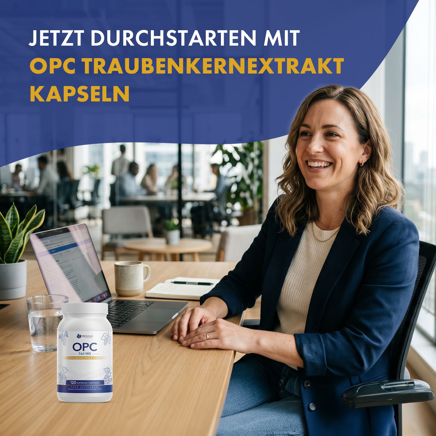 Lächelnde Frau am Schreibtisch mit OPC Traubenkernextrakt Kapseln. Flasche steht neben Laptop und Glas Wasser.