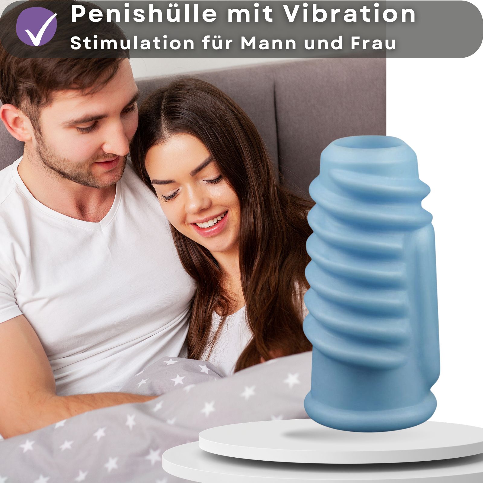Blaues, gerilltes Silikonprodukt. Hintergrund: Paar im Bett, lächelnd. Produkt auf Podest.