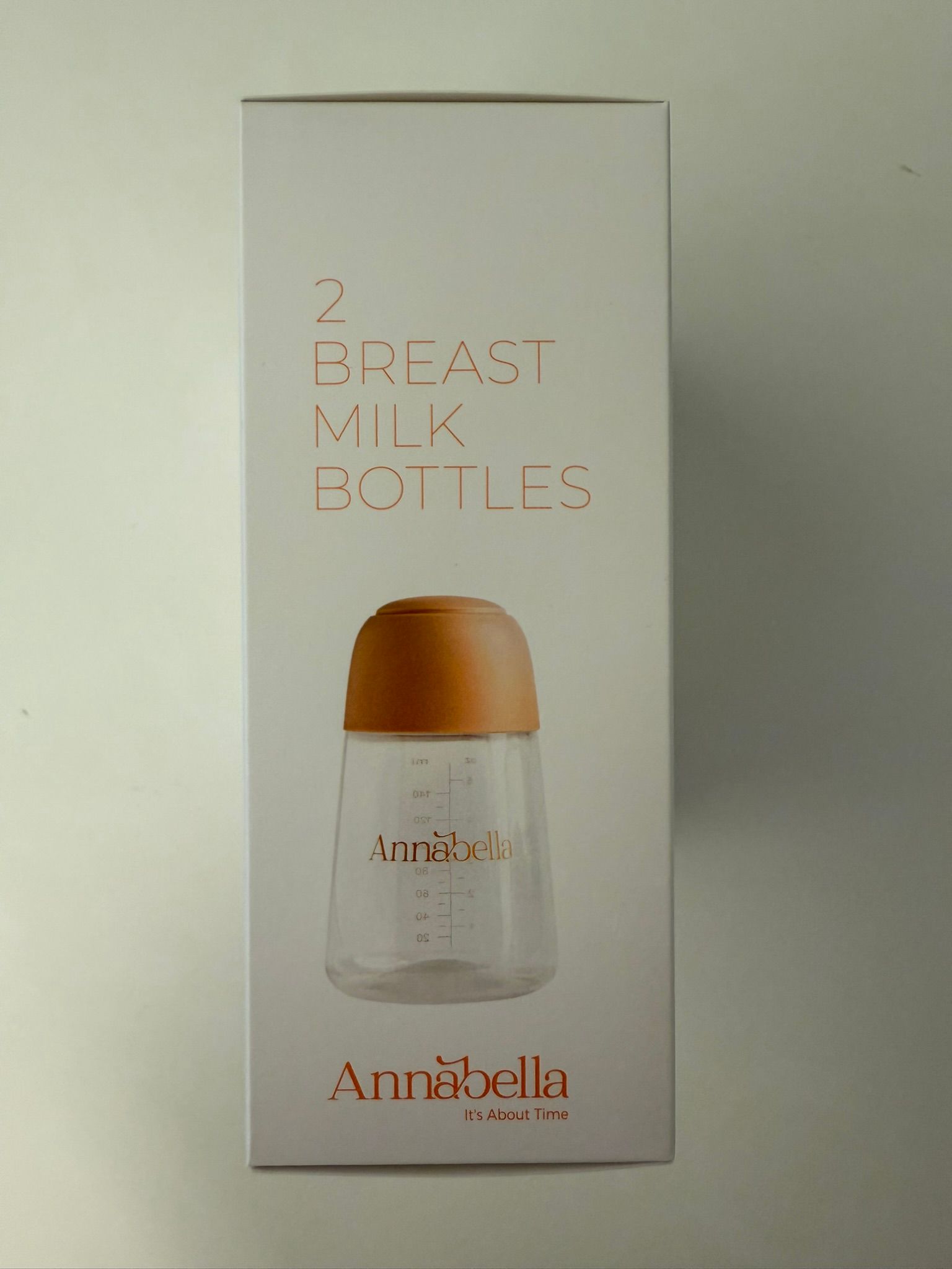 Vorderseite der Verpackung. Text: "2 BREAST MILK BOTTLES". Flasche mit Deckel, Skala und Logo "Annabella".