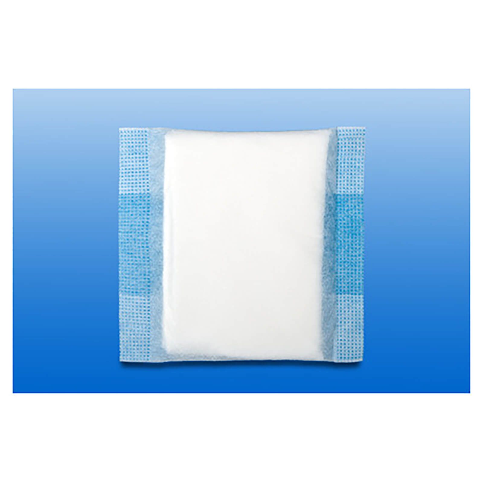 Weiße, rechteckige Saugkompresse mit blauem Rand. Auf blauem Hintergrund.
