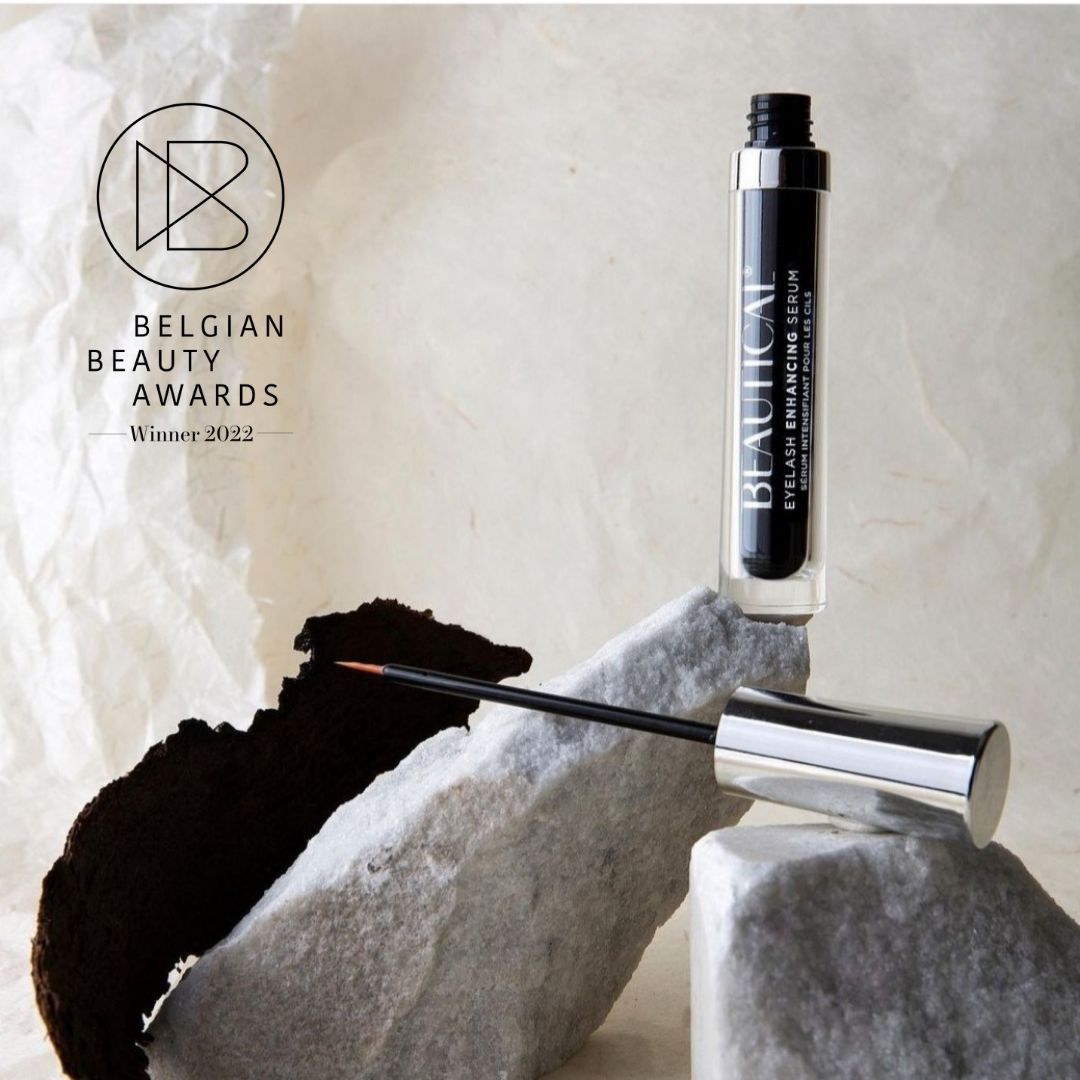 BEAUTICAL Wimpernserum. Flasche mit Applikator auf Steinen. Auszeichnung Belgian Beauty Awards 2022.