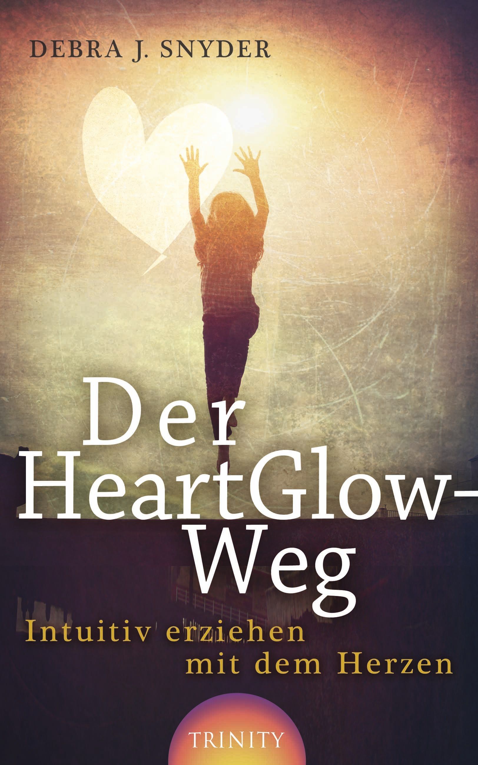 Buchcover mit Titel "Der HeartGlow-Weg". Autorin Debra J. Snyder. Kind mit erhobenen Armen vor Herz-Symbol. Verlag Trinity.