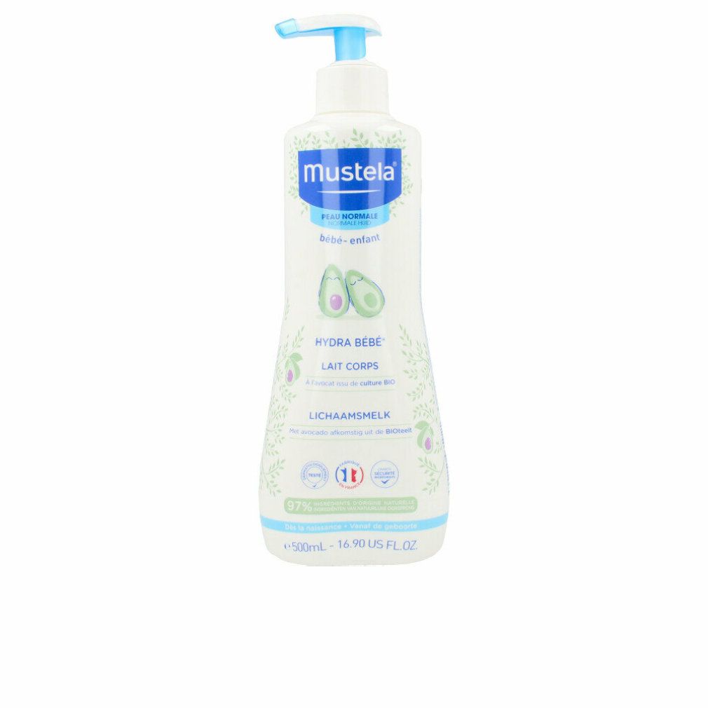 Weiße Flasche mit blauem Pumpkopf. Aufschrift: Mustela, Hydra Bébé Lait Corps. Abbildung von Avocados. Text in mehreren Sprachen.