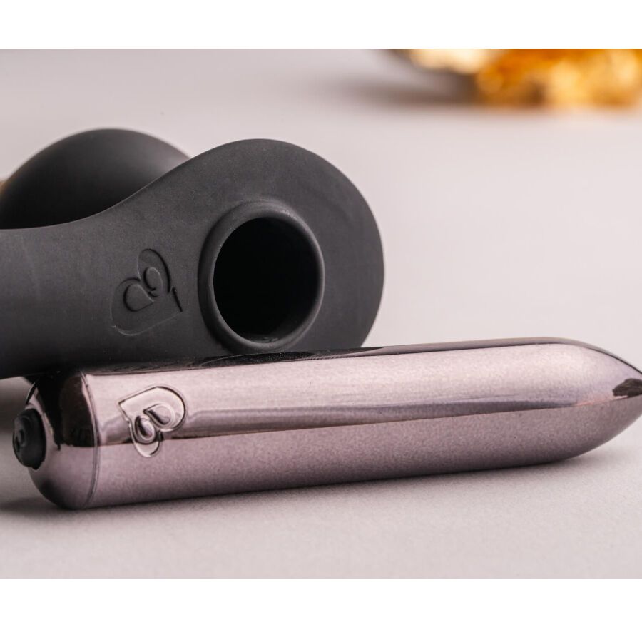 Schwarzes Wellness-Produkt und silberfarbenes Zubehör. Auf hellem Untergrund.