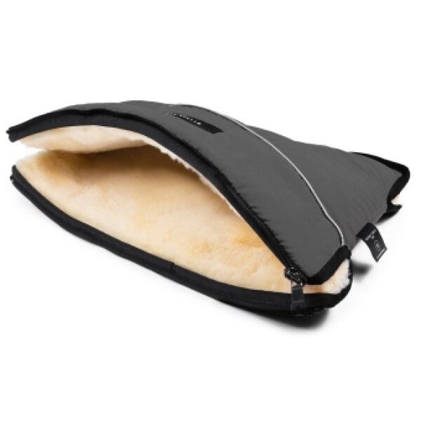 Handwärmer für Buggys, geöffnet. Graues Außenmaterial, cremefarbenes Lammfell-Innenfutter, schwarzer Reißverschluss.