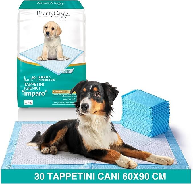 Hygienische Hundewindeln mit Hund auf der Verpackung und auf dem Boden. Blaue Windeln gestapelt. Aufschrift: 30 Tappetini Cani 60x90 cm.