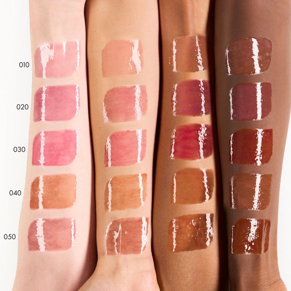 Arme mit verschiedenen Lipgloss-Farben. Auf jedem Arm sind 5 Farbtöne aufgetragen, nummeriert von 010 bis 050.