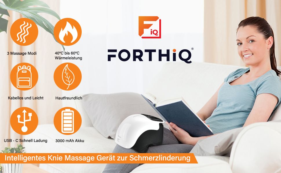 Frau auf Sofa mit FORTHiQ Knie-Massagegerät. Logo FORTHiQ. Symbole für Modi, Wärme, USB-C, Akku. Text: Intelligentes Knie Massage Gerät.