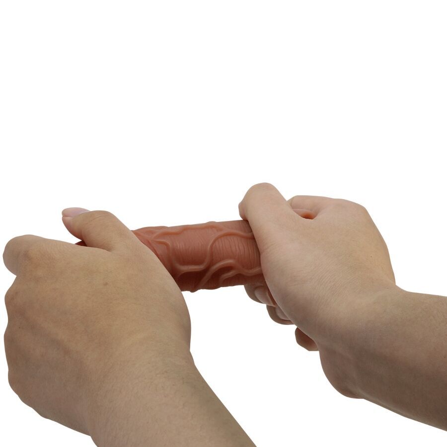 Penishülle, Hautfarben mit roter Spitze. Von Händen gehalten.