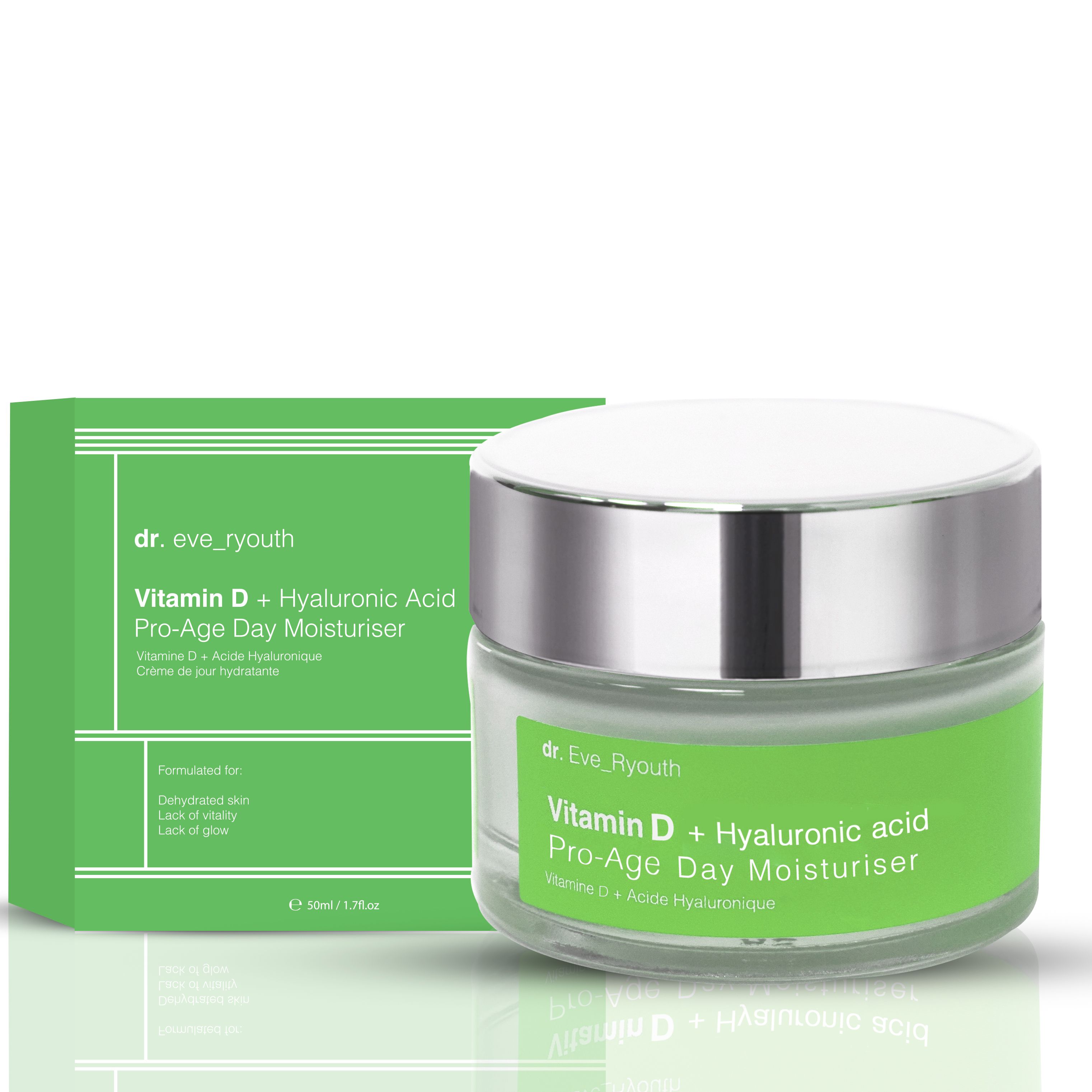 Glasbehälter mit silbernem Deckel und grünem Etikett neben grüner Schachtel. Aufschrift: Vitamin D + Hyaluronsäure Pro-Age Day Moisturiser.