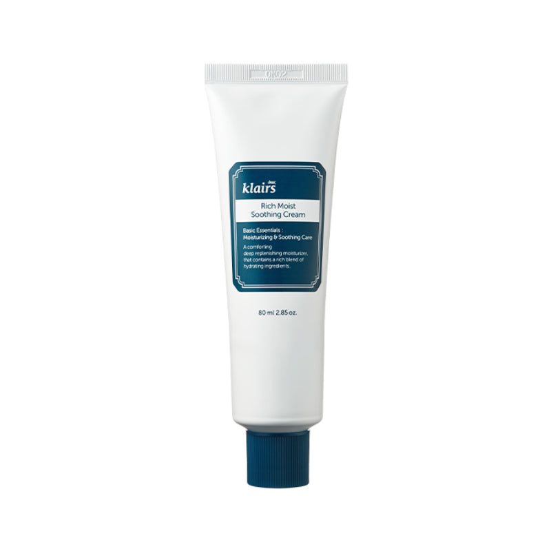 Weiße Tube mit blauem Deckel. Aufschrift: klairs Rich Moist Soothing Cream. 80 ml.