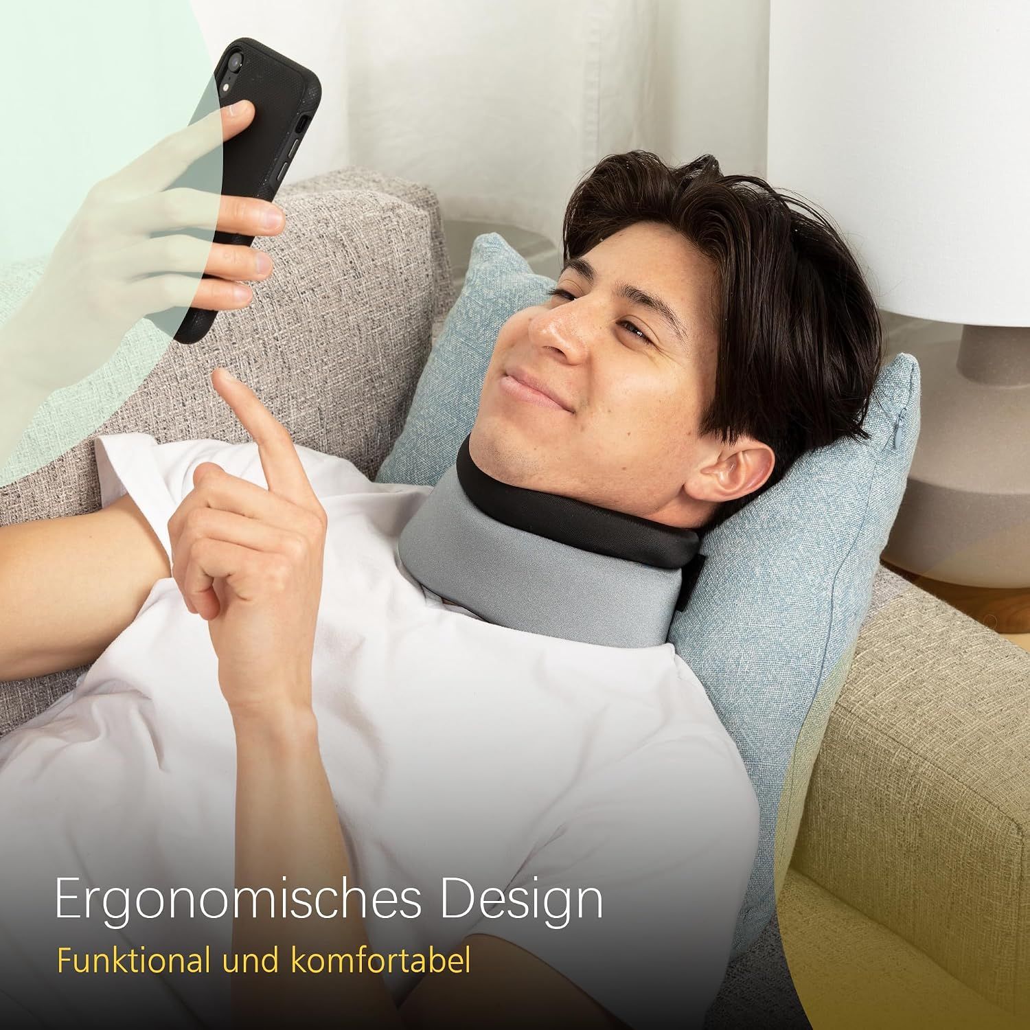 Mann mit Nackenschutz auf einem Sofa, der ein Smartphone benutzt. "Ergonomisches Design" steht auf dem Bild.