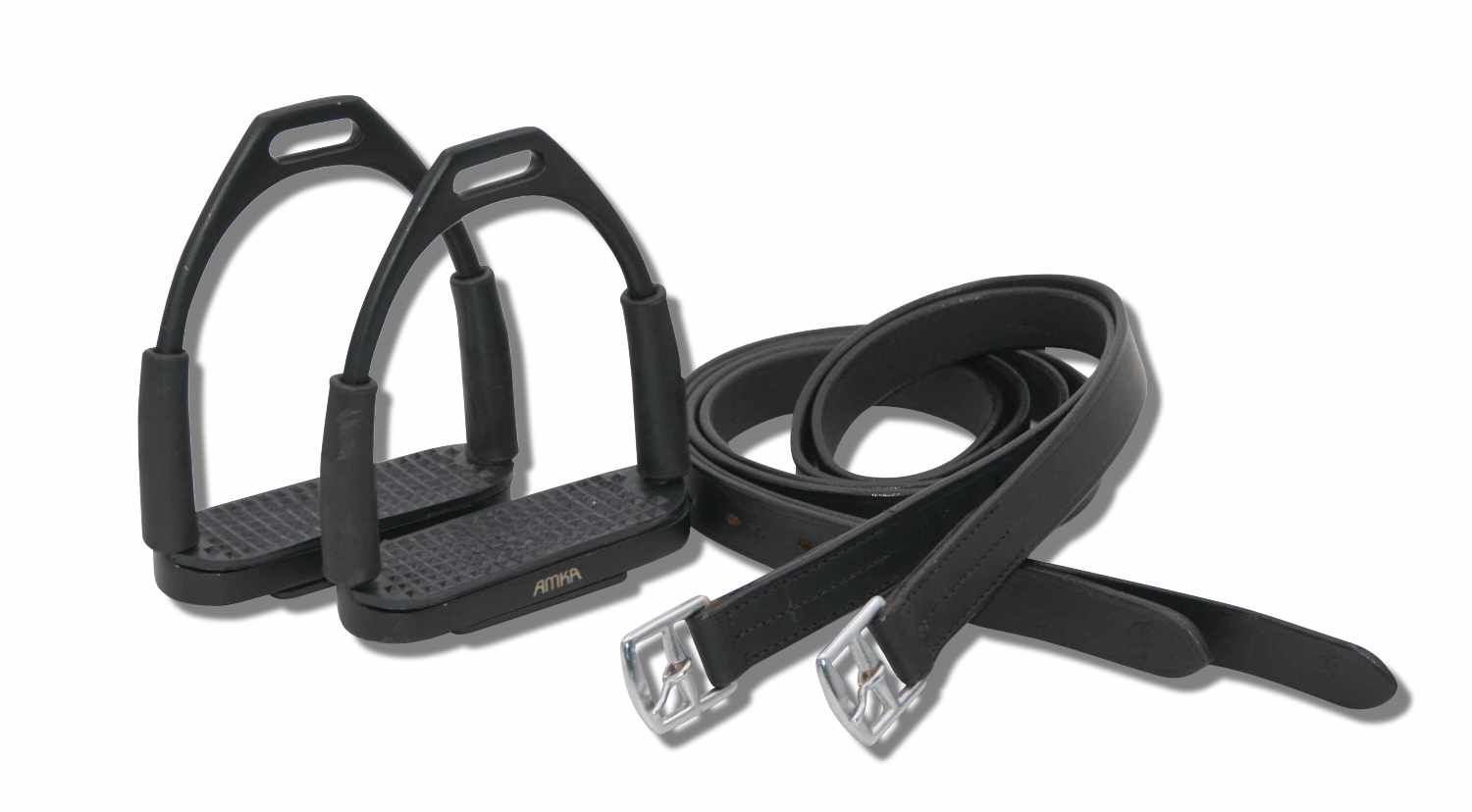 Zwei schwarze Steigbügel mit Steigbügelriemen. Metallverschlüsse. Schwarzes Leder. AMKA-Logo auf den Steigbügeln.