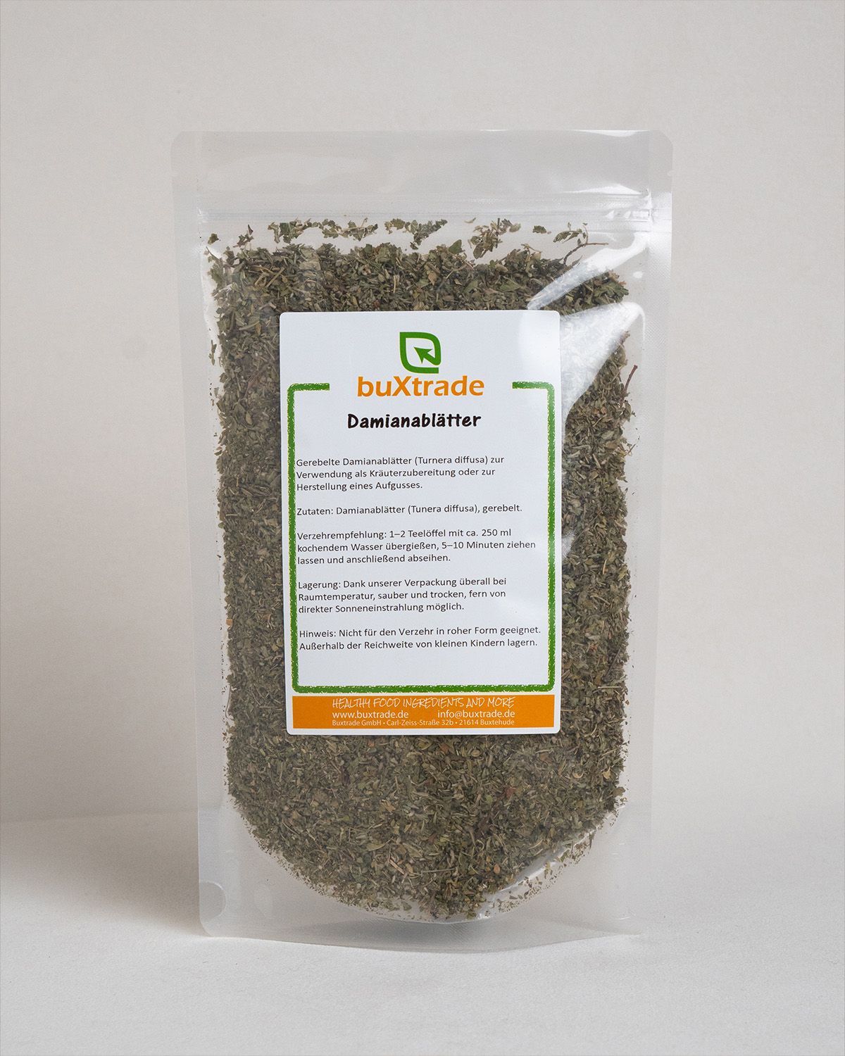 Transparente Verpackung mit getrockneten Kräutern. Etikett mit Produktinformationen und Logo.