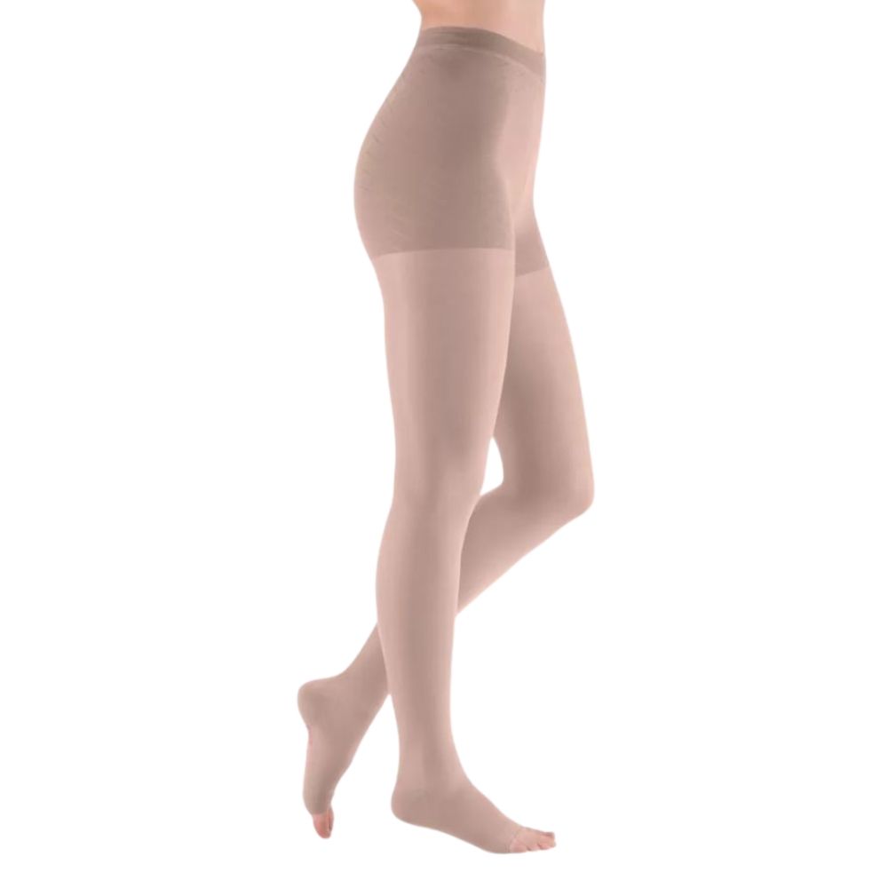 Hautfarbene Kompressionsstrumpfhose. Seitliche Ansicht einer Person, die die Strumpfhose trägt. Das Material ist glatt und blickdicht.
