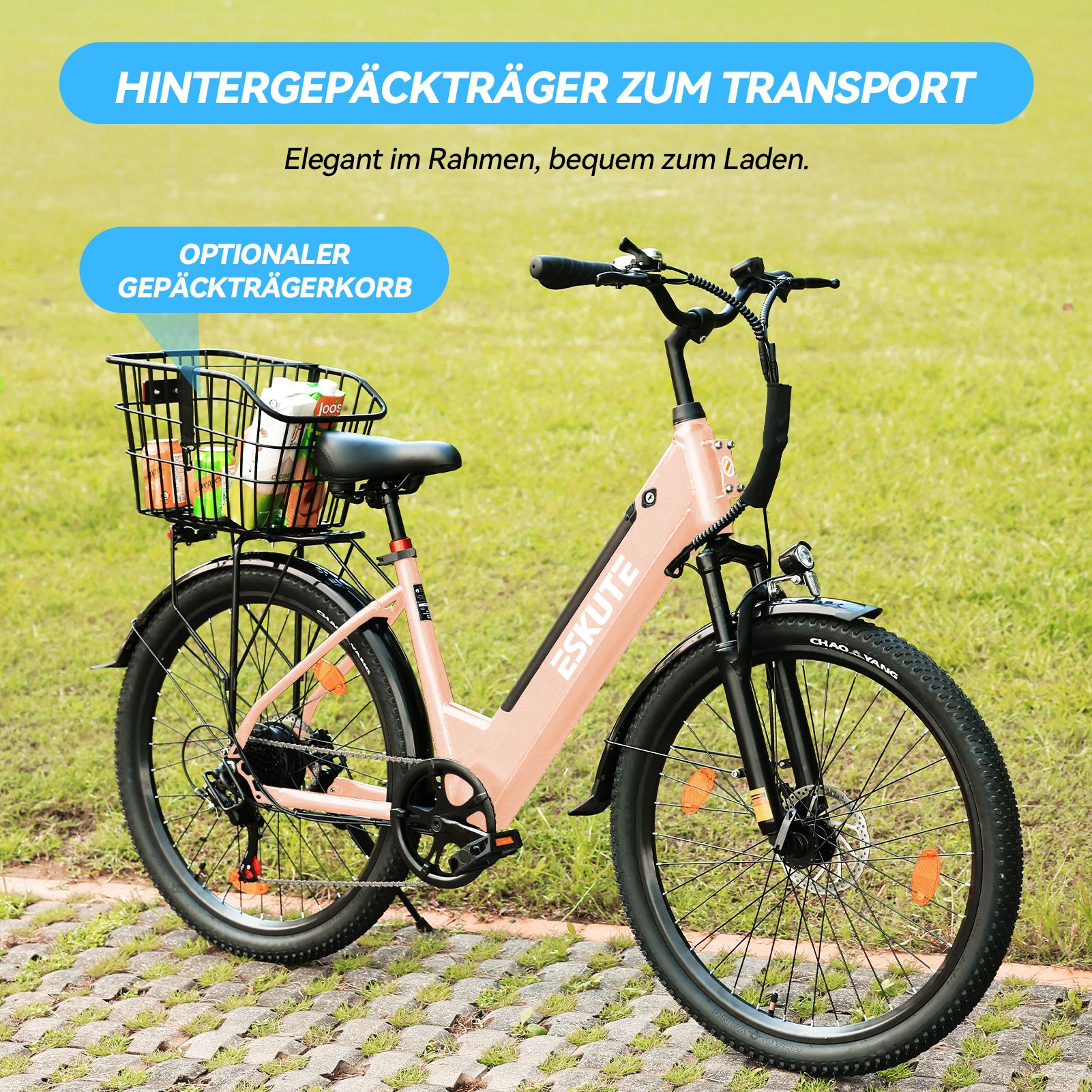 Rosa Elektrofahrrad mit Gepäckträgerkorb. Text: Hintergepäckträger zum Transport. Optionaler Gepäckträgerkorb.