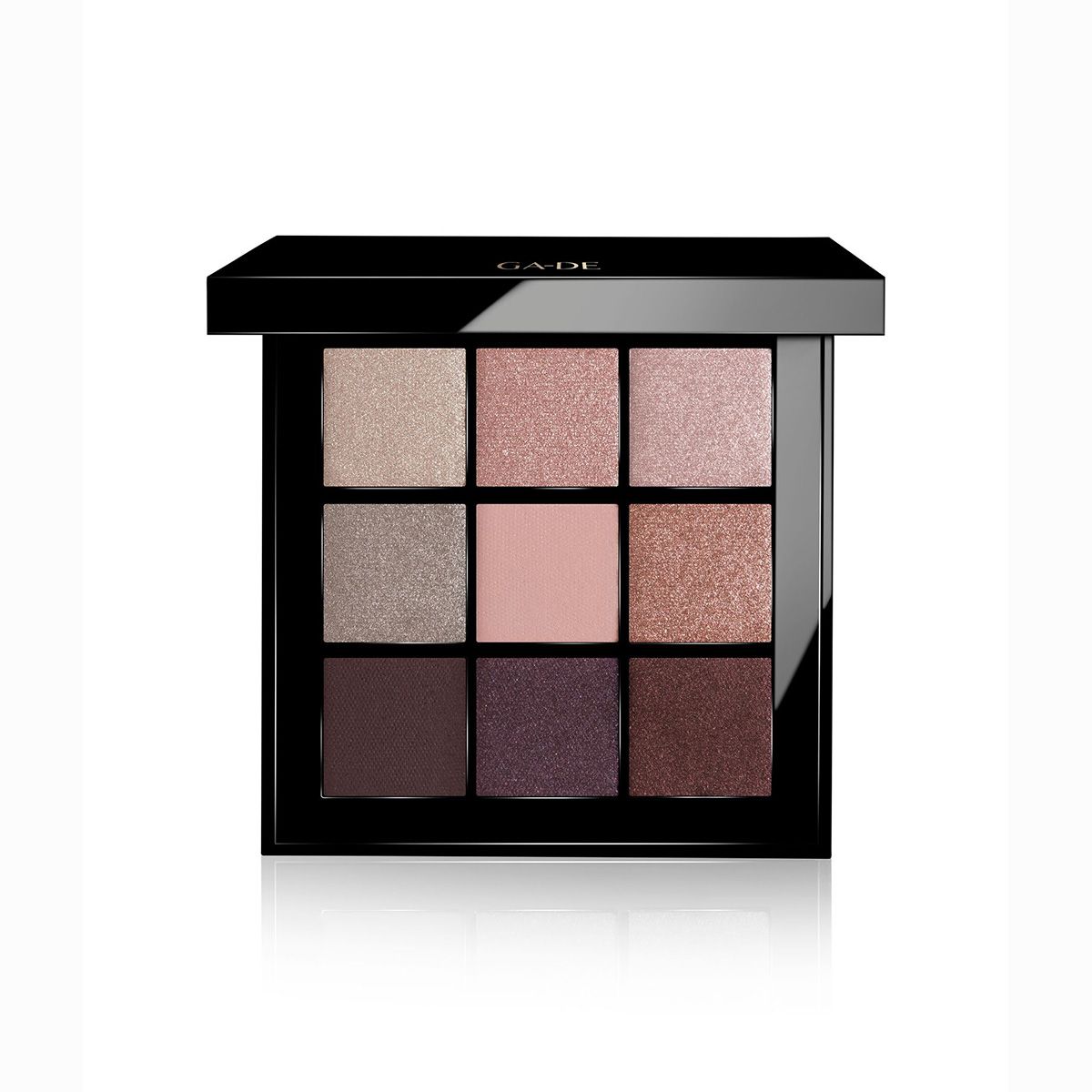 Schwarze Lidschatten-Palette mit neun Farbtönen. Oben steht "GA-DE". Verschiedene Beige-, Rosa- und Brauntöne.