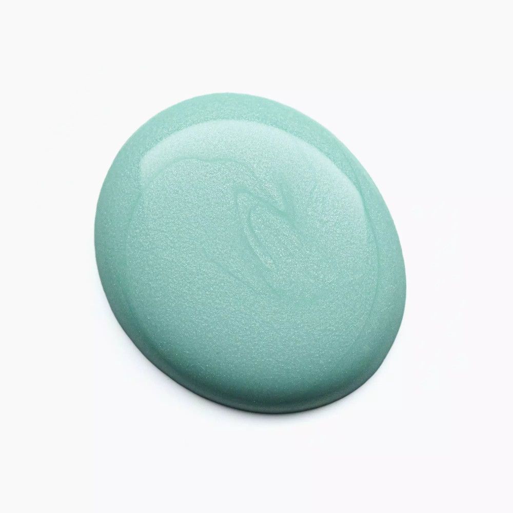 Hellblauer Nagellack-Tropfen auf weißem Hintergrund. Glänzende Oberfläche.