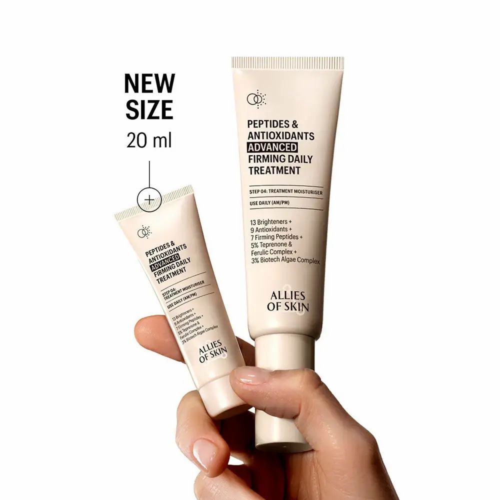 Zwei beige Tuben. Eine mit Text: Peptides & Antioxidants, Advanced Firming Daily Treatment. Eine Hand hält eine Tube. Text: NEW SIZE 20 ml.