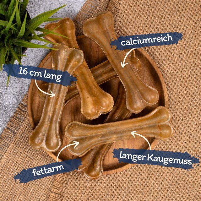 Mehrere Lyra Pet Kauknochen auf einem Holztablett. Beschriftungen: 16 cm lang, fettarm, langer Kaugenuss, calciumreich.