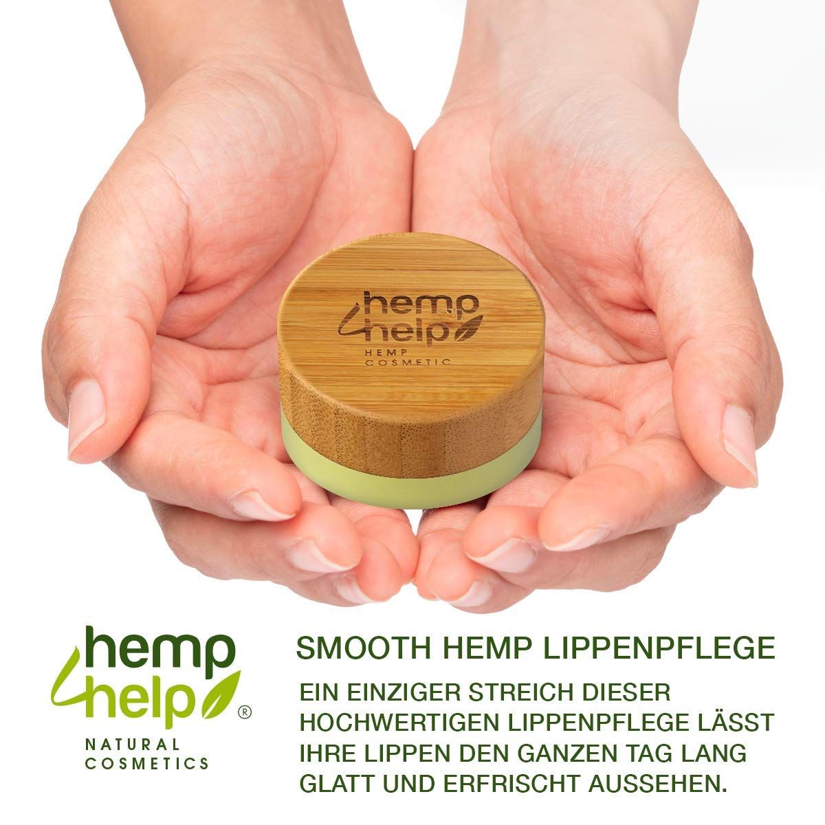 Lippenbalsam-Tiegel in Händen. Holzdeckel mit Schriftzug: hemp help, Kosmetik. Text: Smooth Hemp Lippenpflege. Glatte und erfrischte Lippen.