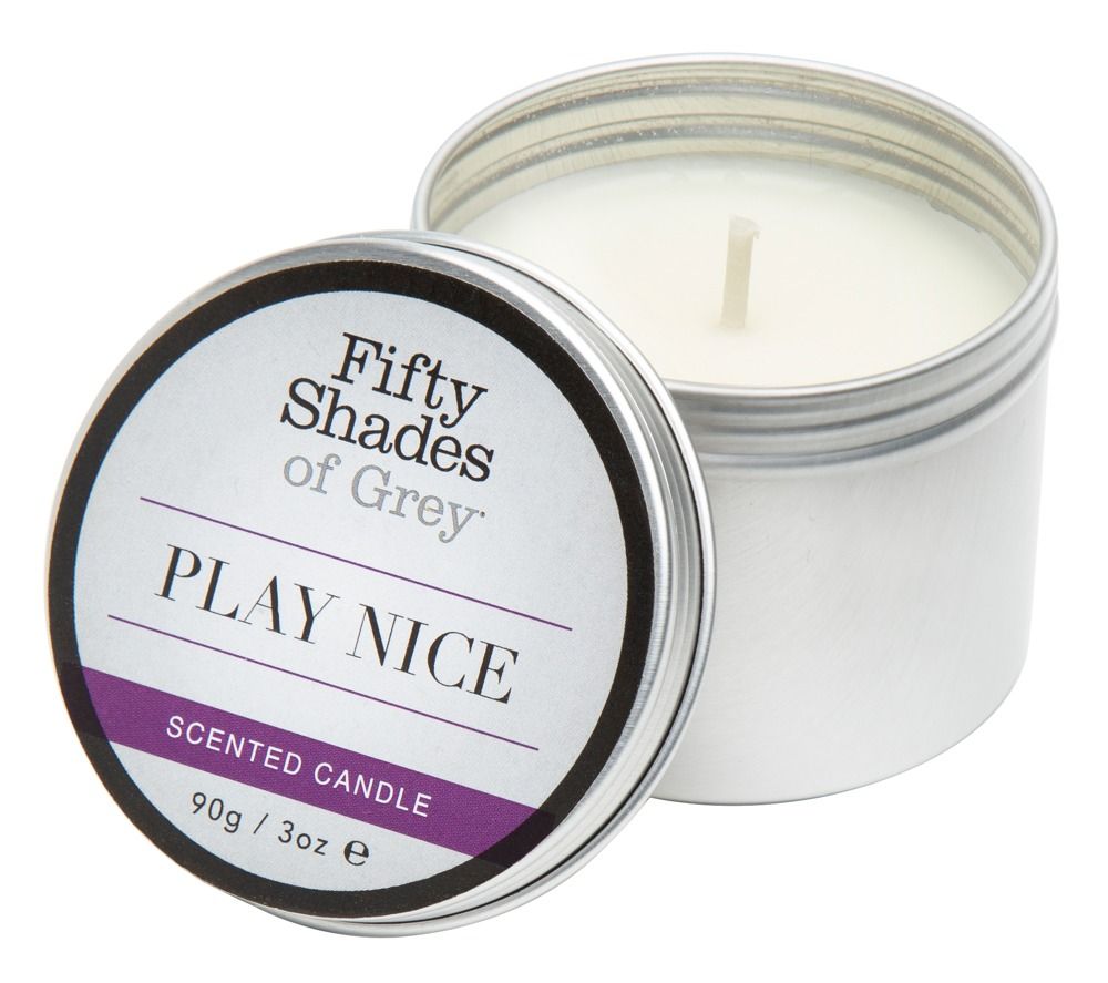 Silberne Dose mit Kerze und Deckel. Aufschrift: Fifty Shades of Grey, Play Nice, Scented Candle. Weißes Wachs, Docht sichtbar.