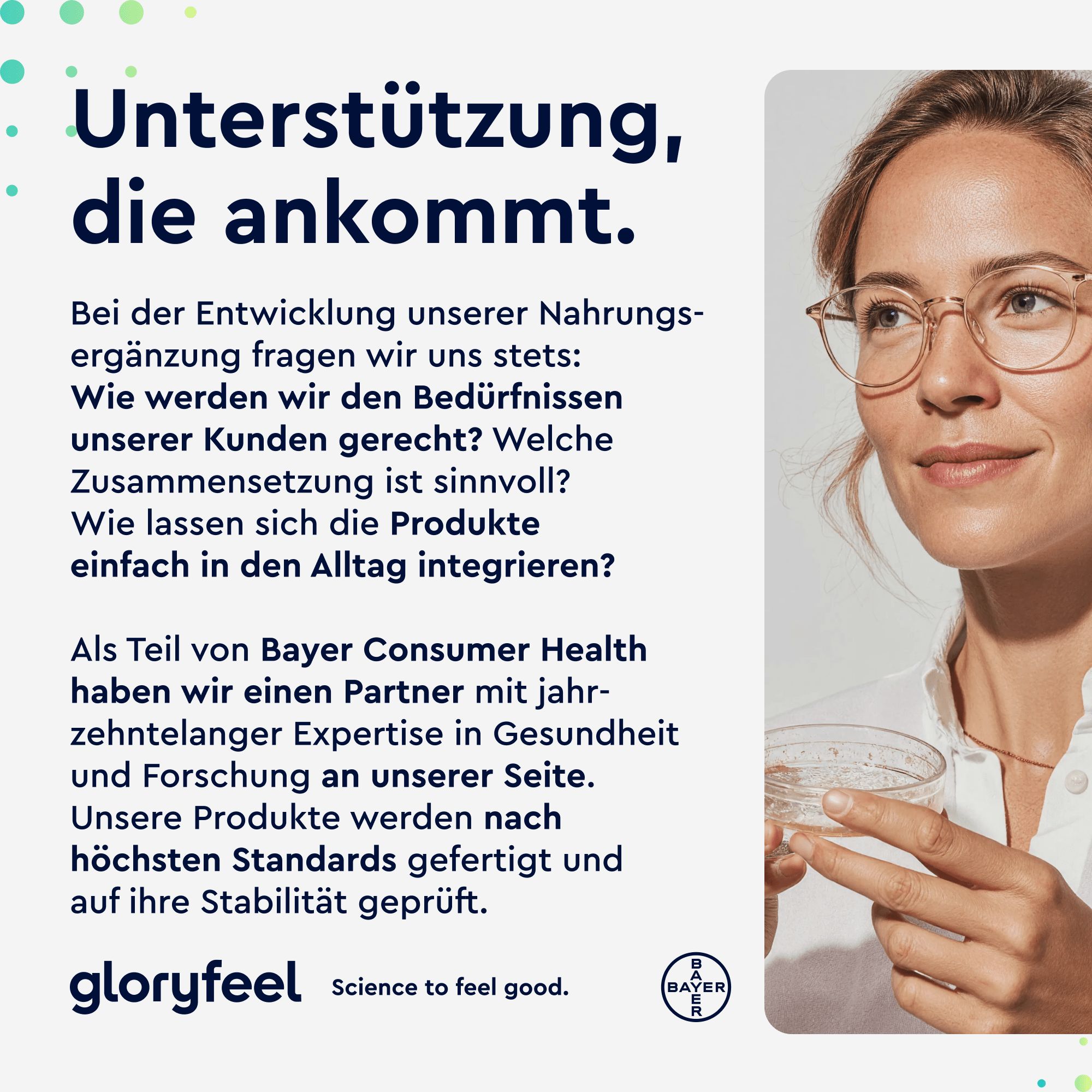 Frau mit Brille hält ein Glas. Text: Unterstützung, die ankommt. Teil von Bayer Consumer Health. gloryfeel.