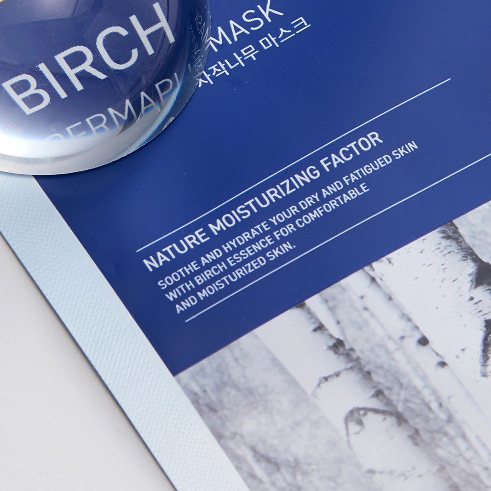 Blaue MEDIHEAL Dermaplus Birch Maske Packung mit Text. Lupe liegt auf der Packung.