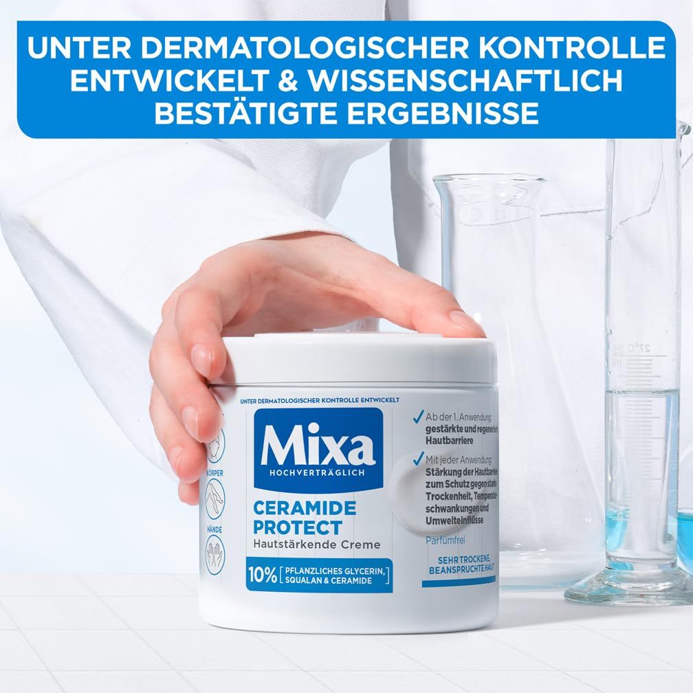 Mixa Ceramide Protect Creme. Dose in Händen, Laborumgebung. Text: Unter dermatologischer Kontrolle entwickelt & wissenschaftlich bestätigte Ergebnisse.