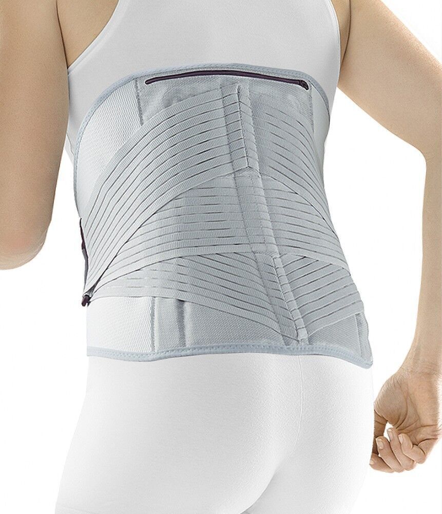 OFA Push Med Lumbalbandage am Rücken einer Person. Graue Bandage mit elastischen Bändern und Reißverschluss.