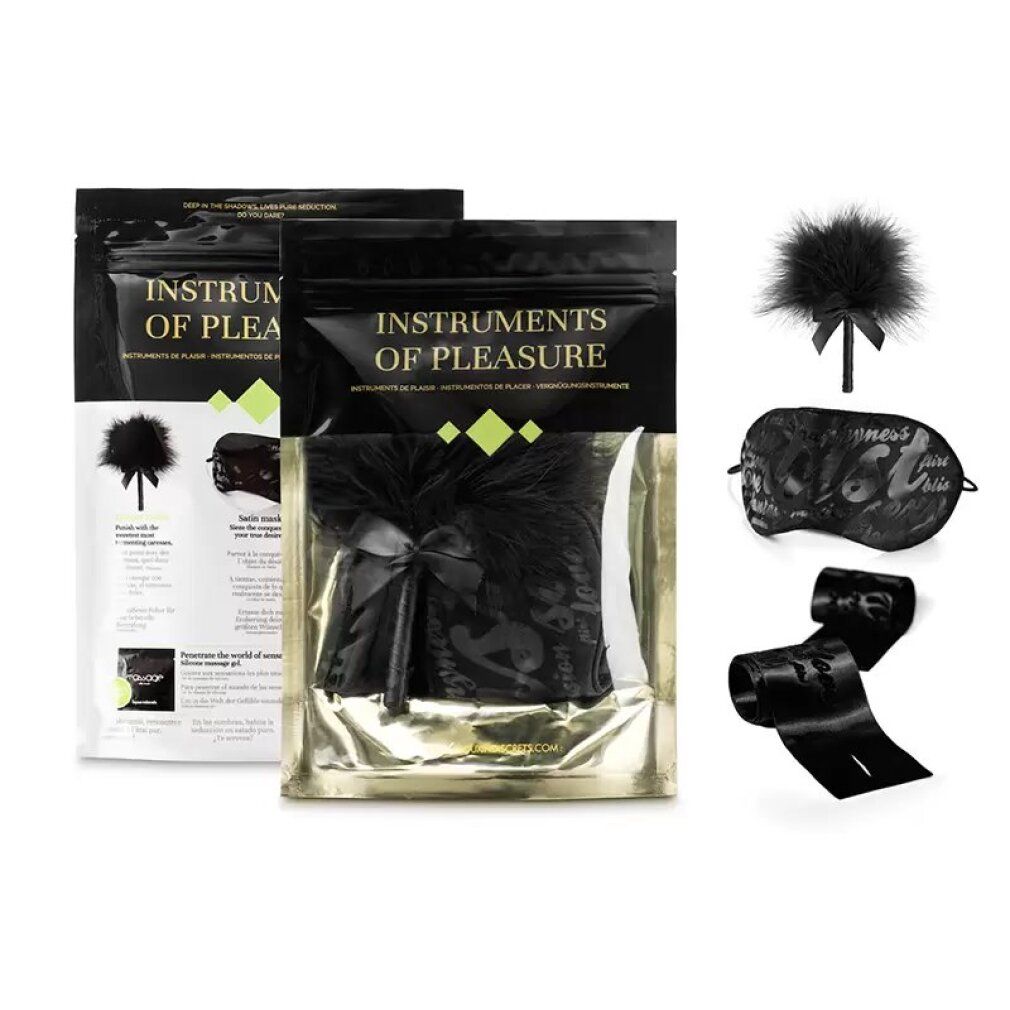 Zwei Beutel mit Text, Federfächer, Augenmaske und Bändern. Schwarze Verpackung.