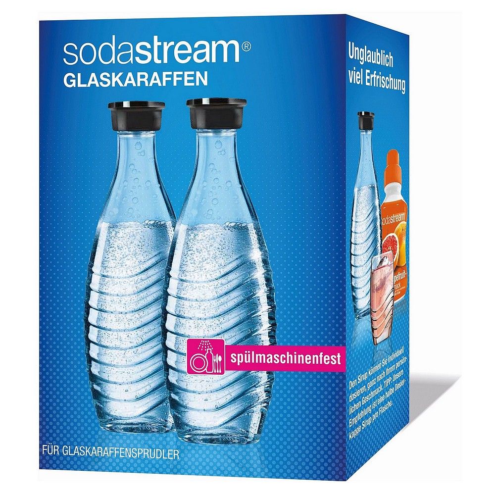 Zwei SodaStream Glasflaschen mit schwarzen Deckeln, gefüllt mit sprudelndem Wasser. Verpackung mit Produktabbildungen.