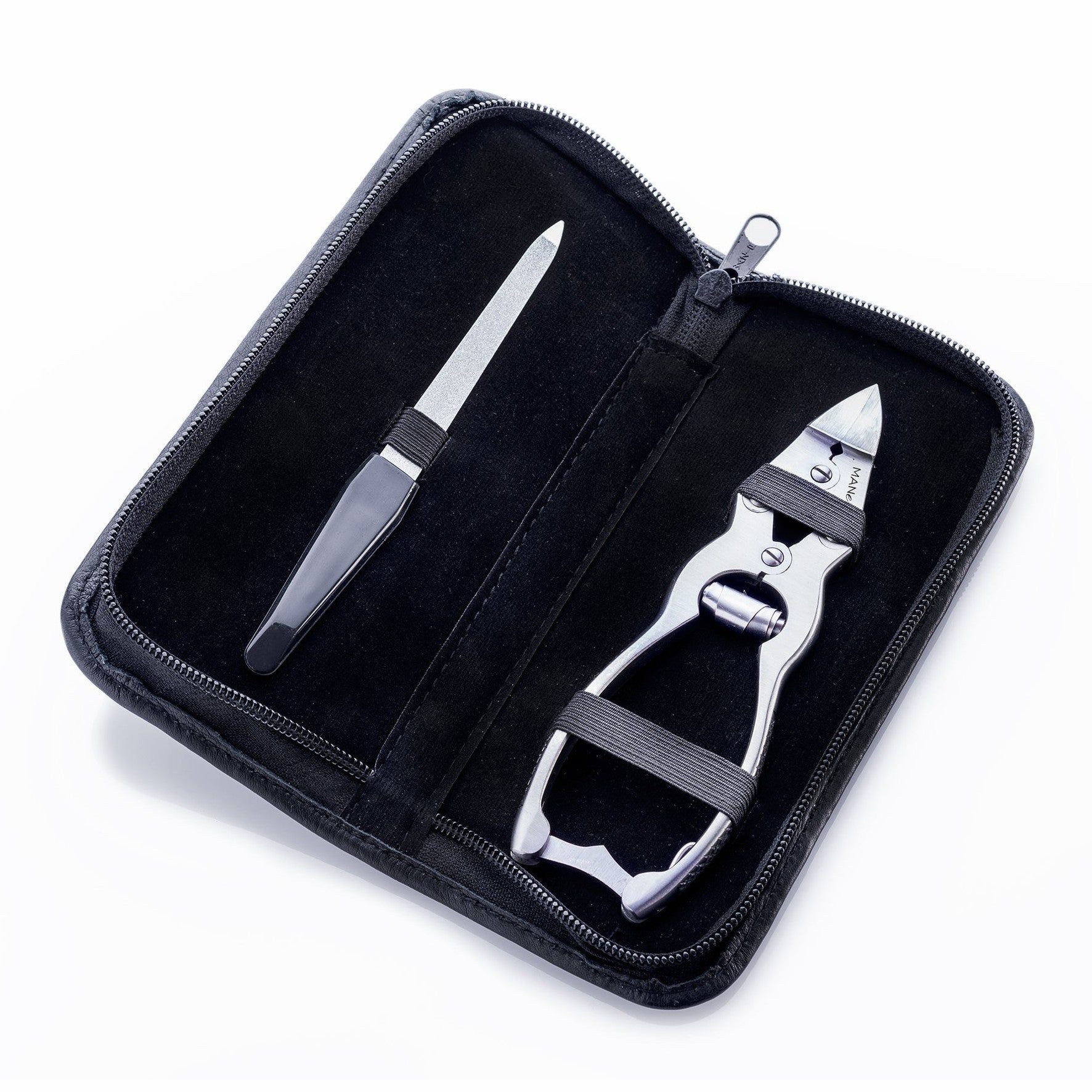 Schwarzes Etui mit Reißverschluss, enthält Nagelfeile und Nagelzange. Beide aus Metall. Schwarzer Hintergrund.