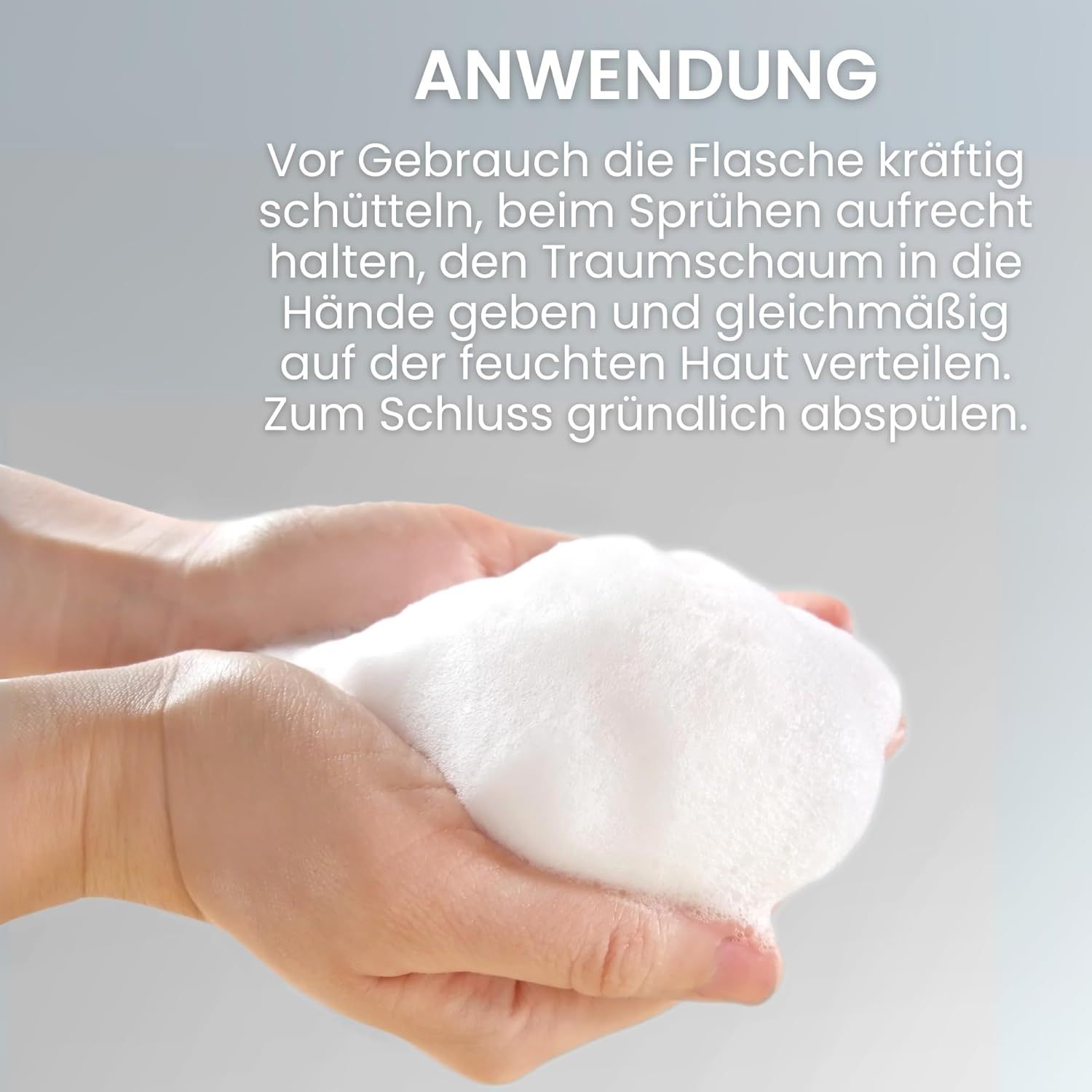 Hände halten weißen Schaum. Text: Anwendung. Produktname nicht sichtbar.