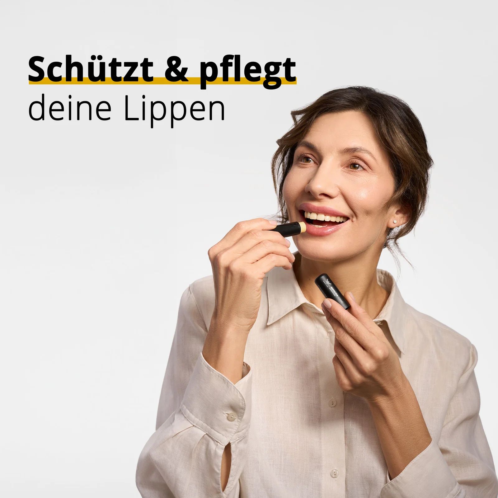 Frau trägt Lippenpflege auf. Text: Schützt & pflegt deine Lippen.