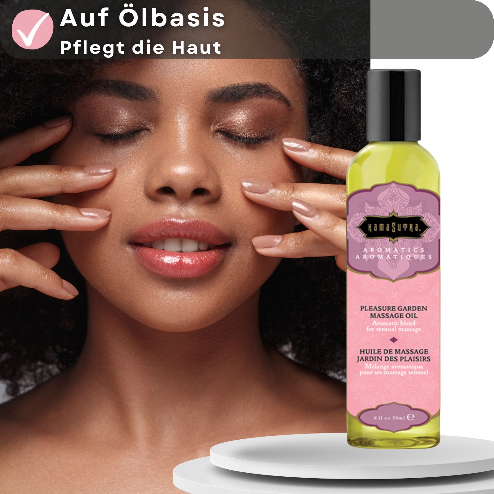 Frau mit geschlossenen Augen, Hände im Gesicht. Kamasutra Massageöl mit Aroma Pleasure Garden im Hintergrund.